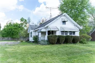 557 Sunshine Ave, Youngstown, OH 44505 - Photo 2