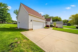 30190 Bonnie View Dr, Wickliffe, OH 44092 - Photo 4