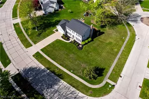 718 Wedgewood Dr, Avon Lake, OH 44012 - Photo 2