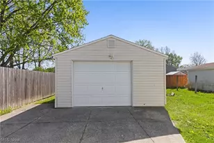 331 Elmwood Ave, Barberton, OH 44203 - Photo 6