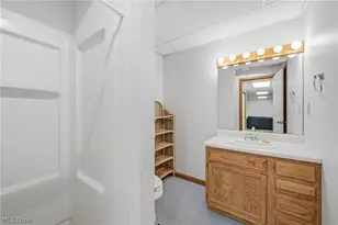 1178 Logan Woods Dr, Hubbard, OH 44425 - Photo 32