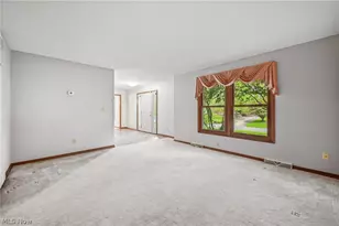 1178 Logan Woods Dr, Hubbard, OH 44425 - Photo 4