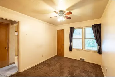 9609 Alexander Road, Garfield Heights, OH 44125 - Photo 16