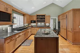 10 Longmeadow Ln, Beachwood, OH 44122 - Photo 4
