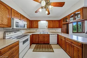 9841 Applewood Dr, North Royalton, OH 44133 - Photo 10