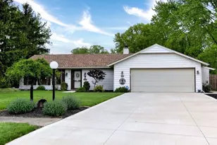 10797 Meadowgrass Rd, Strongsville, OH 44149 - Photo 2