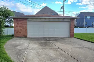 1423 Roanoke Dr, Parma, OH 44134 - Photo 8