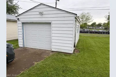 1939 Midway Avenue NE, Canton, OH 44705 - Photo 4