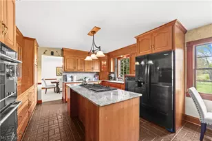 8730 Bainbridge Rd, Chagrin Falls, OH 44023 - Photo 10