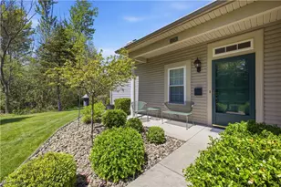 27 D Hunters Woods Dr, Canfield, OH 44406 - Photo 2