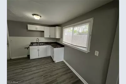 633 Blossom Drive, Lorain, OH 44052 - Photo 6