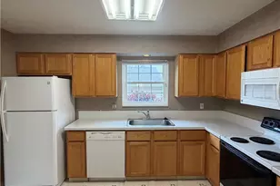 612 Trevitt Cir W, Euclid, OH 44143 - Photo 4