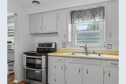 1140 Valley Drive NW, North Canton, OH 44720 - Photo 6