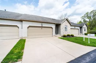 344 Myron St, Hubbard, OH 44425 - Photo 2