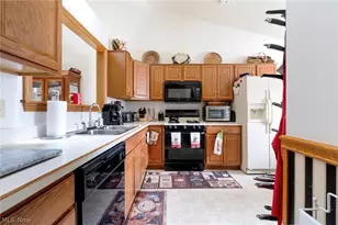 344 Myron St, Hubbard, OH 44425 - Photo 6