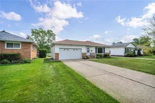 1299 Jackie Ln, Mayfield Heights, OH 44124 - Photo 4