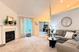 370 Rosebury Ct, Mayfield Heights, OH 44124 - Photo 8