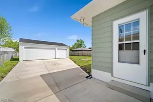 322 Windsor Dr, Elyria, OH 44035 - Photo 2