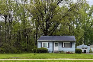 572 Comstock St NW, Warren, OH 44483 - Photo 2
