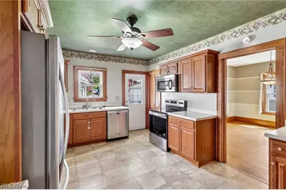 403 E Baird Avenue, Barberton, OH 44203 - Photo 4