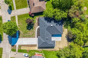 1982 Edenhall Dr, Lyndhurst, OH 44124 - Photo 4