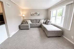 1046 Wilshire Dr, Youngstown, OH 44511 - Photo 2