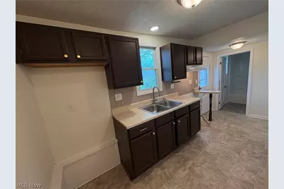 945 Davis Street, Akron, OH 44310 - Photo 6