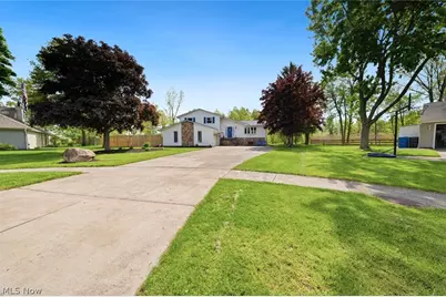 5565 Pin Oak Circle, Sheffield Village, OH 44054 - Photo 2