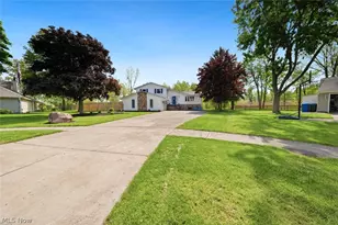5565 Pin Oak Cir, Sheffield Village, OH 44054 - Photo 2
