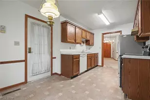 1344 Fox Run Ct, Youngstown, OH 44512 - Photo 16
