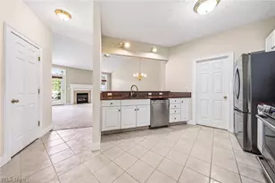35 Gullybrook Ln, Willoughby Hills, OH 44094 - Photo 4