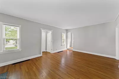 5688 Shawnee Drive, Lyndhurst, OH 44124 - Photo 8