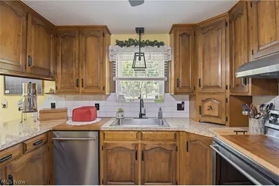 12097 Lisa Avenue NW, Hartville, OH 44632 - Photo 8