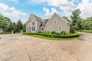915 Creek View Dr, Aurora, OH 44202 - Photo 2