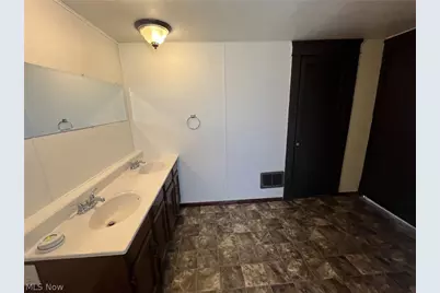 304 Lowell Avenue NE, Warren, OH 44483 - Photo 6