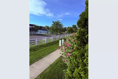 952 Hartford Village Boulevard, Columbus, OH 43228 - Photo 2