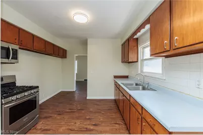4004 E 41st Street, Newburgh Heights, OH 44105 - Photo 8