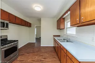 4004 E 41st St, Newburgh Heights, OH 44105 - Photo 8