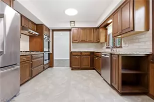 2056 Laurel Hill Dr, South Euclid, OH 44121 - Photo 12