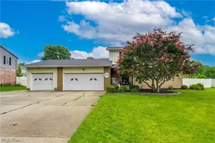 2635 Daffodil St NE, Canton, OH 44705 - Photo 2