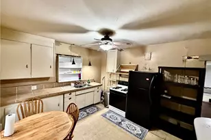 828 Broad St, Elyria, OH 44035 - Photo 8