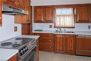 325 Jefferson St, Port Clinton, OH 43452 - Photo 6