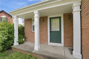 560 Canterbury Ln, Sagamore Hills, OH 44067 - Photo 2