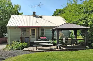 136 Sunset Dr, Kelleys Island, OH 43438 - Photo 2