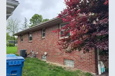 592 W Omar Street, Struthers, OH 44471 - Photo 4