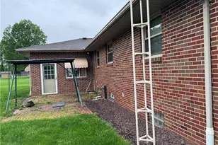 592 W Omar St, Struthers, OH 44471 - Photo 6