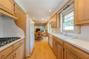 1750 Kenton Cir, Lyndhurst, OH 44124 - Photo 10