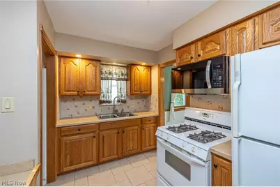 6136 N Canterbury Road, Parma, OH 44129 - Photo 8