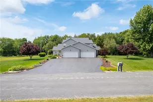 2419 Meadow Spring Cir, Akron, OH 44312 - Photo 2