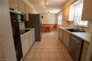 7308 Raccoon Hill Dr, Kirtland, OH 44094 - Photo 8